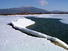 La lago kun montopinto Slivnica en la fono