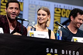 Edgar Ramirez & Lucy Fry (36102074466).jpg