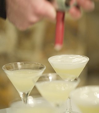 <span class="mw-page-title-main">Fizz (cocktail)</span> Type of carbonated alcoholic mixed drinks