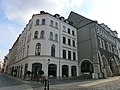 Wohnhaus in geschlossener Bebauung, mit Laden, Eckhaus zum Untermarkt