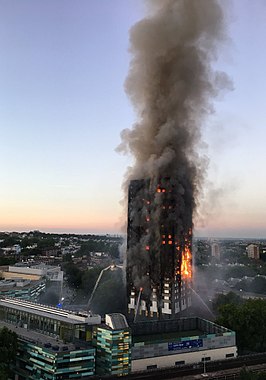 Foto van de brand bij zonsopkomst