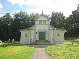 Kyrkan sedd från öster. Den förhållandevis lilla kyrkan är senare tillbyggd på båda sidor om byggnadens mitt. De båda sidoskeppen med lägre takfall på sidorna är alltså tillbyggda senare[1][2]