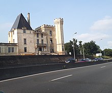 Château devant une autoroute.