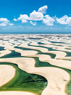 Paysage du parc national des Lençóis Maranhenses, dans l'État brésilien du Maranhão. (définition réelle 5 061 × 6 720)