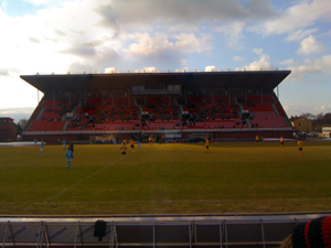 Die Haupttribüne des Melløs-Stadions (2010)