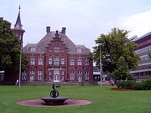 Château Heyendael, côtoyant un bâtiment de l'hôpital universitaire.