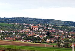 Pozořice (nahoře, nad tratí) a Sivice