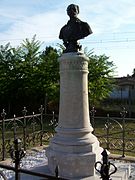 Le buste du baron de Carayon-Latour face à l'église