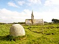 Stèle hémisphérique à cupules, près de la chapelle Saint-Vio.