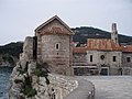 Igrejas de pedra ainda em Budva.