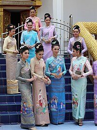 A thai nők Isan Modifide sinh ruhát viselnek