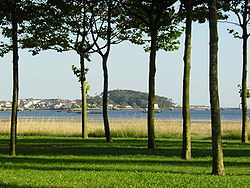 Veduta del paese di Boiro nella ría di Arousa