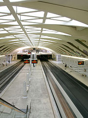 Estació de metro sota el pont de l'Alameda (línia 5)