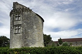 Tour et baies à meneaux.