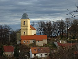 Pohled na barokní kostel Nejsvětější Trojice v Dobřichově