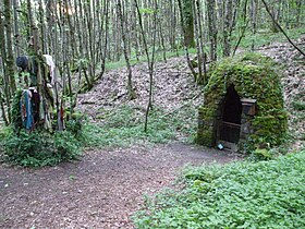 Fontaine à dévotion; bonne fontaine 1 de Courbefy, Bussière-Galant, Haute-Vienne, France.jpg