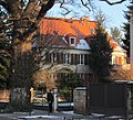 Wohnhaus mit Nebengebäude (Garage) und Einfriedung