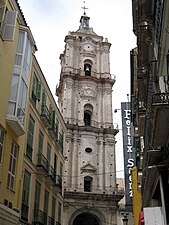 Entrada lateral, vista desde la calle San Juan