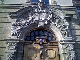 Das Portal mit der Inschrift von 1914