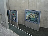 Blick auf drei Bilder auf Betonsockeln vor einer Betonwand im Garden of Fine Arts von Tadao Ando in Kyoto