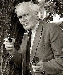 Desmond Llewelyn 01-2.jpg