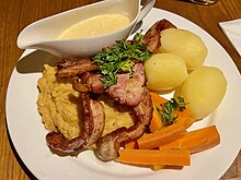 Stekt flesk og duppe, with potatoes and sauce Flesk og duppe. Olsen pa Bryn. Desember 2023.jpg