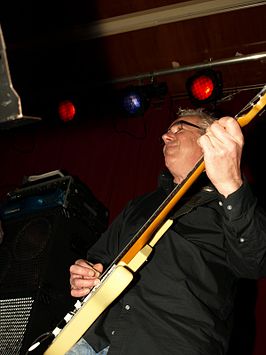 als gastgitarist van GrandpaNicksessieband in 2011