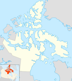 Mapa konturowa Nunavut, blisko górnej krawiędzi znajduje się czarny trójkącik z opisem „Barbeau Peak”