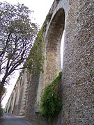 Arches de l'aqueduc côté nord-est, non loin de la tour du Levant