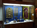 Componentes y ornamentos de la Torá, incluyendo coronas y pectorales, exhibidos como «judaica» en el Museo de la Religión en Lviv (Lwow), Ucrania, 2010.