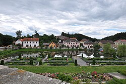 Střed obce, vodní nádrž před zámkem