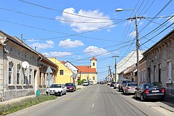 Utcakép, háttérben a Szent János templom