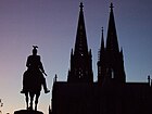 Vista del duomo dalla Hohenzollernbrücke all'imbrunire