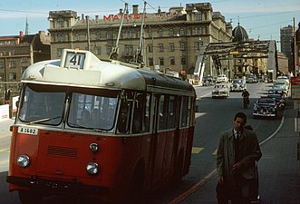 En trådbuss på linje 41 vid Kungsbron, år 1964.