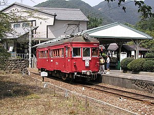 谷汲駅停車中のモ750形