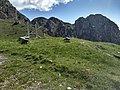 Monte Tombea, località Pianù e sullo sfondo il monte Caplone. Qui nel corso della Grande Guerra sorgevano i baraccamenti degli operai addetti alla costruzione delle fortificazioni