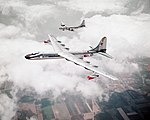 Le Convair NB-36H en vol avec un Boeing B-50 à l'arrière plan.