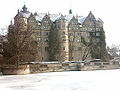 Schloss Neuenstein mit zugefrorenem Teich