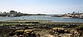 L'entrée de l'Aber Ildut vue depuis Begadenn C'haro (rive gauche de l'Aber Ildut en Plouarzel) ; à droite le port de Lanildut et à gauche le port de Porscave (Porscaff) en Lampaul-Plouarzel.