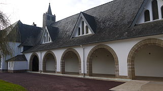 Le cloître et l'église abbatiale.