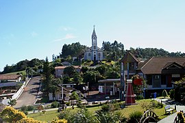 Vista da praça e igreja matriz, no centro de Nova Candelária.