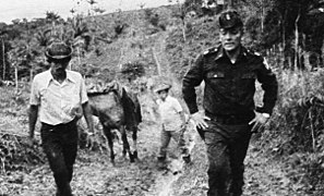 Omar Torrijos with Panamanian farmers.jpg