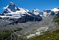 Zmutt-gleccser, balra a Matterhorn látható