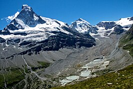 De Zmuttvallei met de Zmuttgletsjer. links is de Matterhorn te zien.