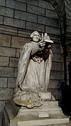 Statue du cardinal Guibert en la crypte de la basilique du Sacré-Cœur de Montmartre.