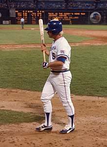 Bob Horner, who won the inaugural Golden Spikes Award in 1978, also received the Rookie of the Year Award and was the first overall MLB draft pick in the same year. Bob Horner.jpg