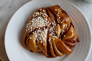 <span class="mw-page-title-main">Cinnamon roll</span> Sweet pastry