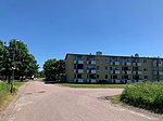 Cordvägen österut i korsningen Yllestigen, med HSB bostadsrätter i bakgrunden.