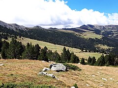 Les Esquerdes de Rotjà, côté nord ; au fond à droite : les sources de la Rotjà.