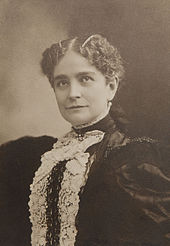 Photographie d'une femme aux cheveux bouclés